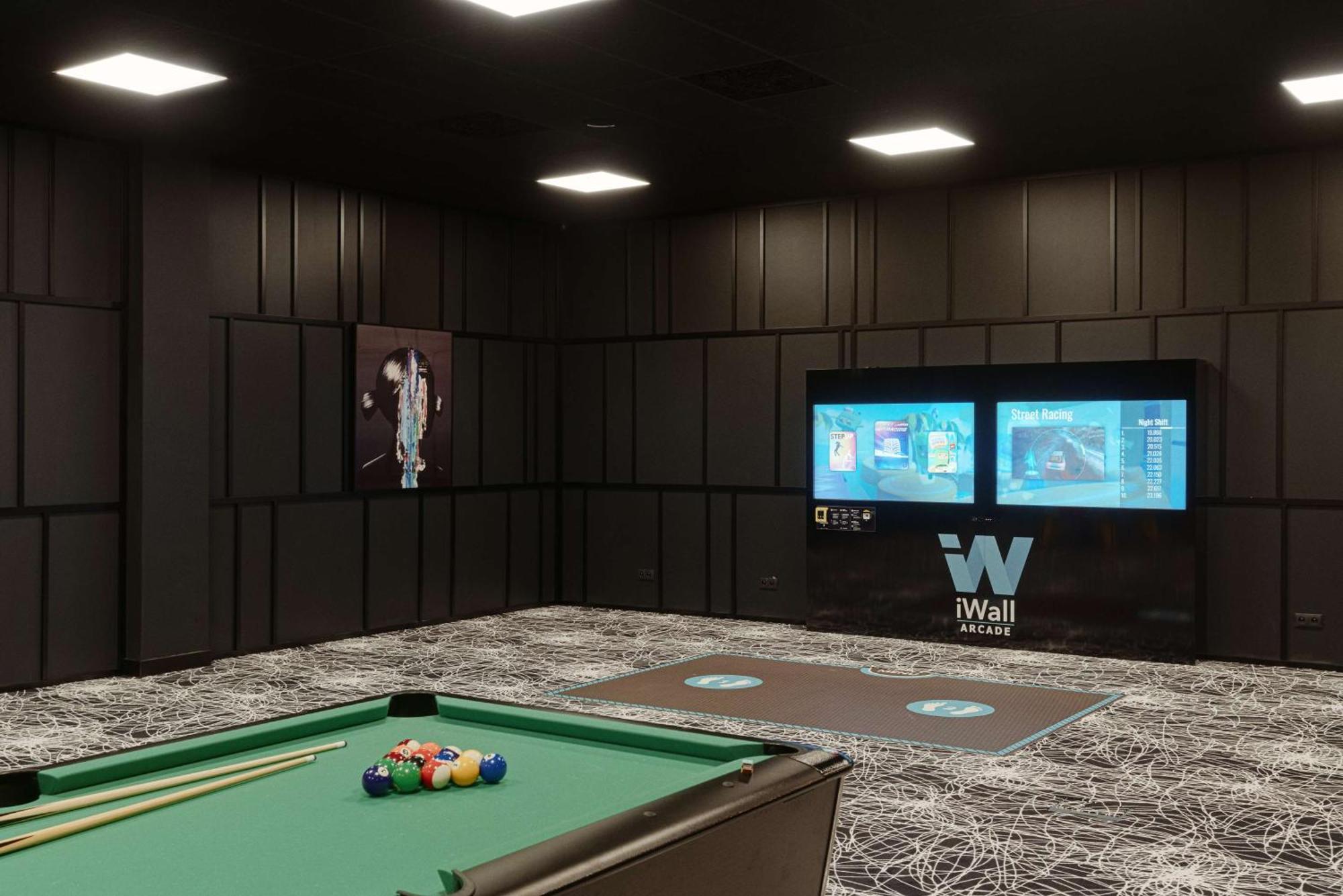Radisson Blu Resort & Conference Center, Ostroda Mazury المظهر الخارجي الصورة A pool table with a wall mounted TV