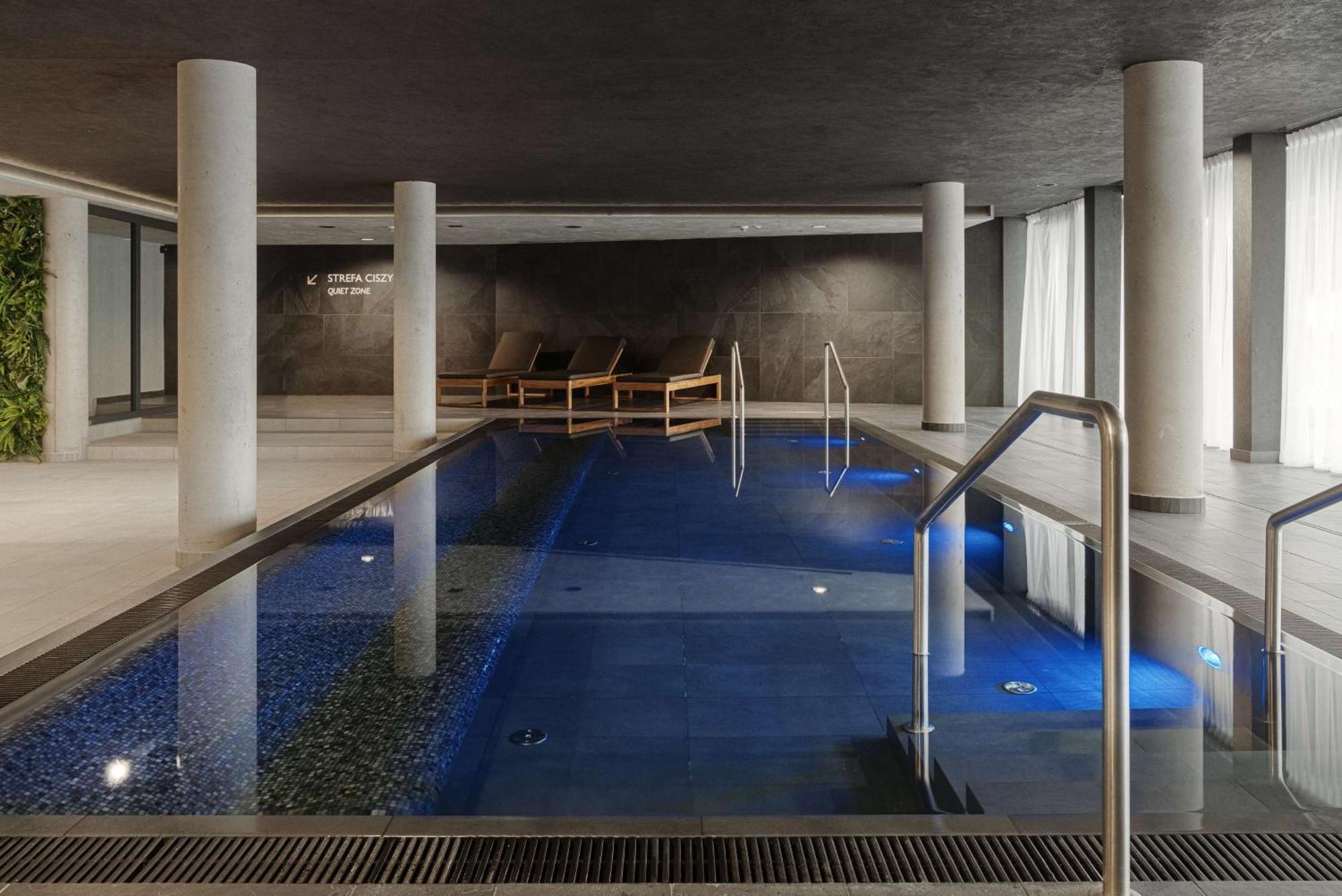 Radisson Blu Resort & Conference Center, Ostroda Mazury المظهر الخارجي الصورة The swimming pool at the hotel